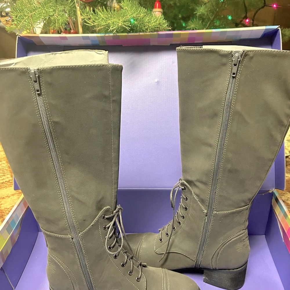Ed Hardy Tall “Fordham Road” Gray Boots 🩶 Sz. 7- so Cute!